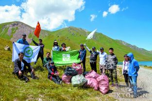 湘潭等地志愿者遠(yuǎn)赴新疆為 中國最美公路 撿拾垃圾